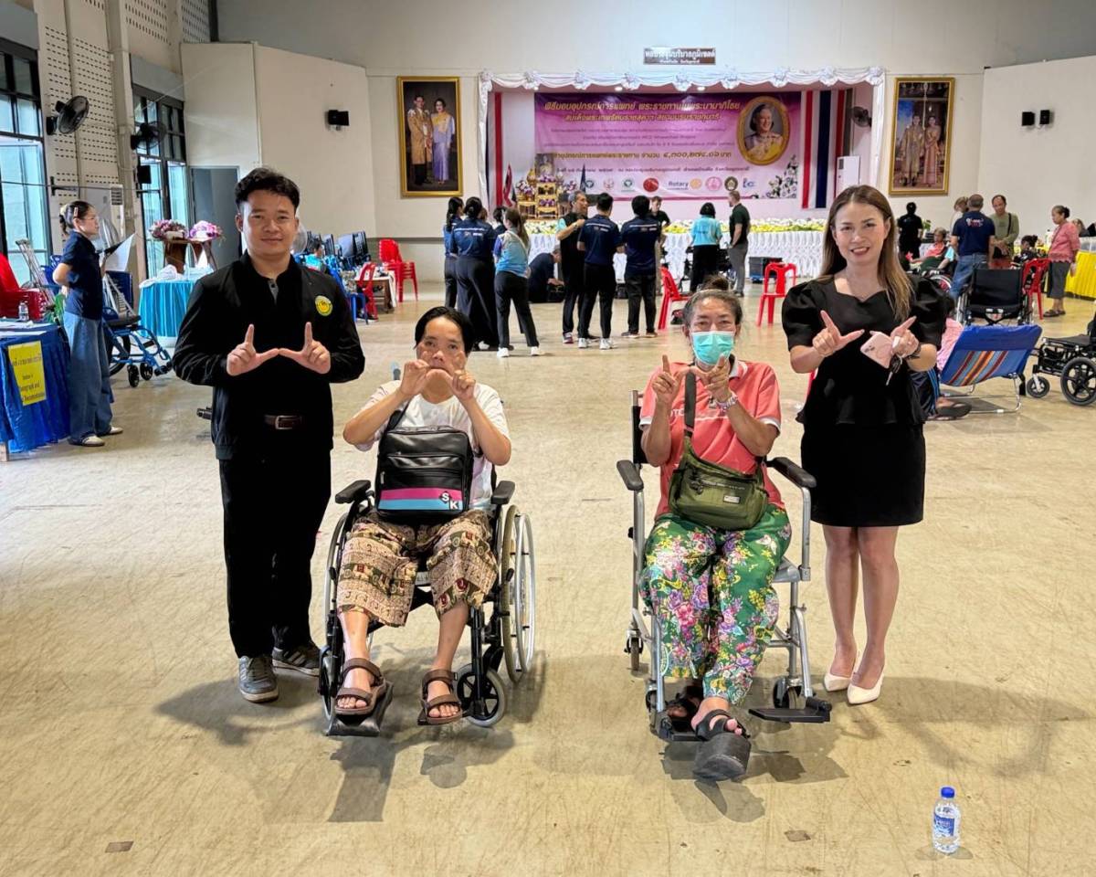 นางสาวรัญชญา วรวงศ์เทพ นักพัฒนาชุมชนชำนาญการ พร้อมด้วยทีมงานกองสวัสดิการสังคม นำผู้พิการของตำบลจำปาโมง เข้ารับมอบรถเข็นวีลแชร์เเละอุปกรณ์เครื่องช่วยความพิการ